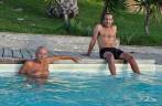 O Rodrigo e seu pai na piscina do hotel em Villa Serrana, no Uruguai